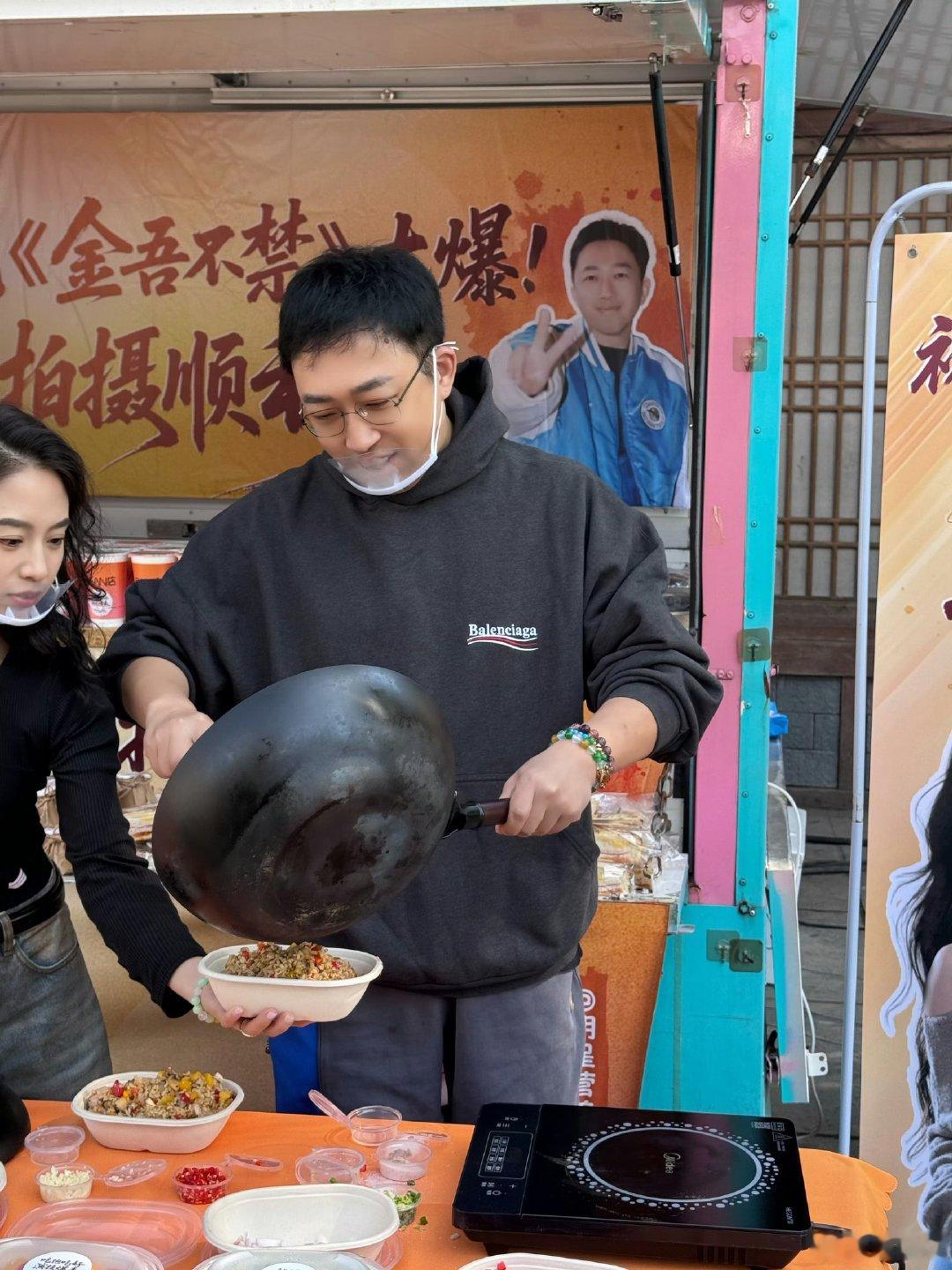 于正这波操作太接地气了，在剧组支起了炒饭摊，周围摆的全是给工作人员准备的餐食 