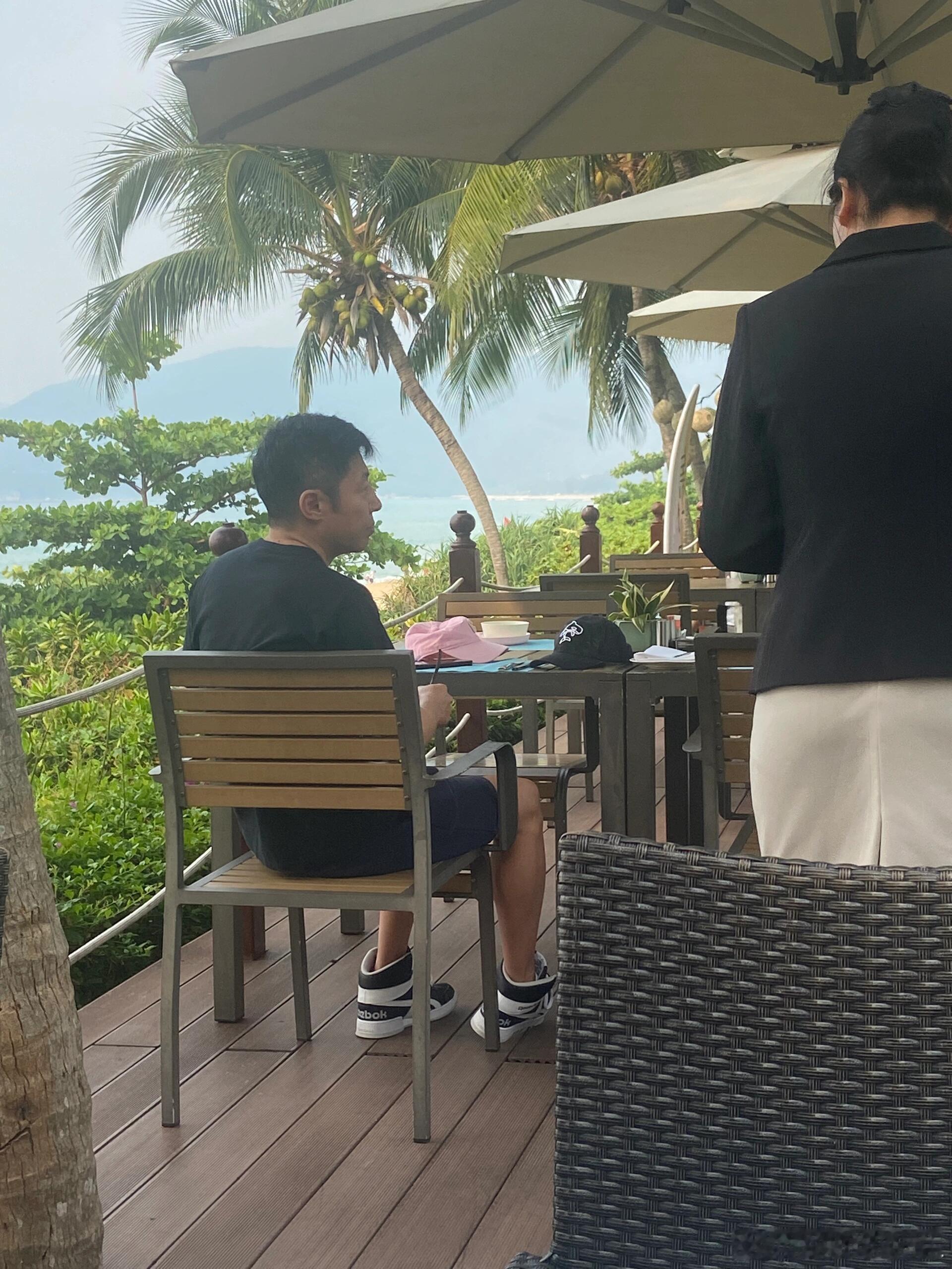 撒贝宁带家人海南度假，鞋子又肥又大十分抢镜，网友：不热吗？[允悲] #撒贝宁的鞋
