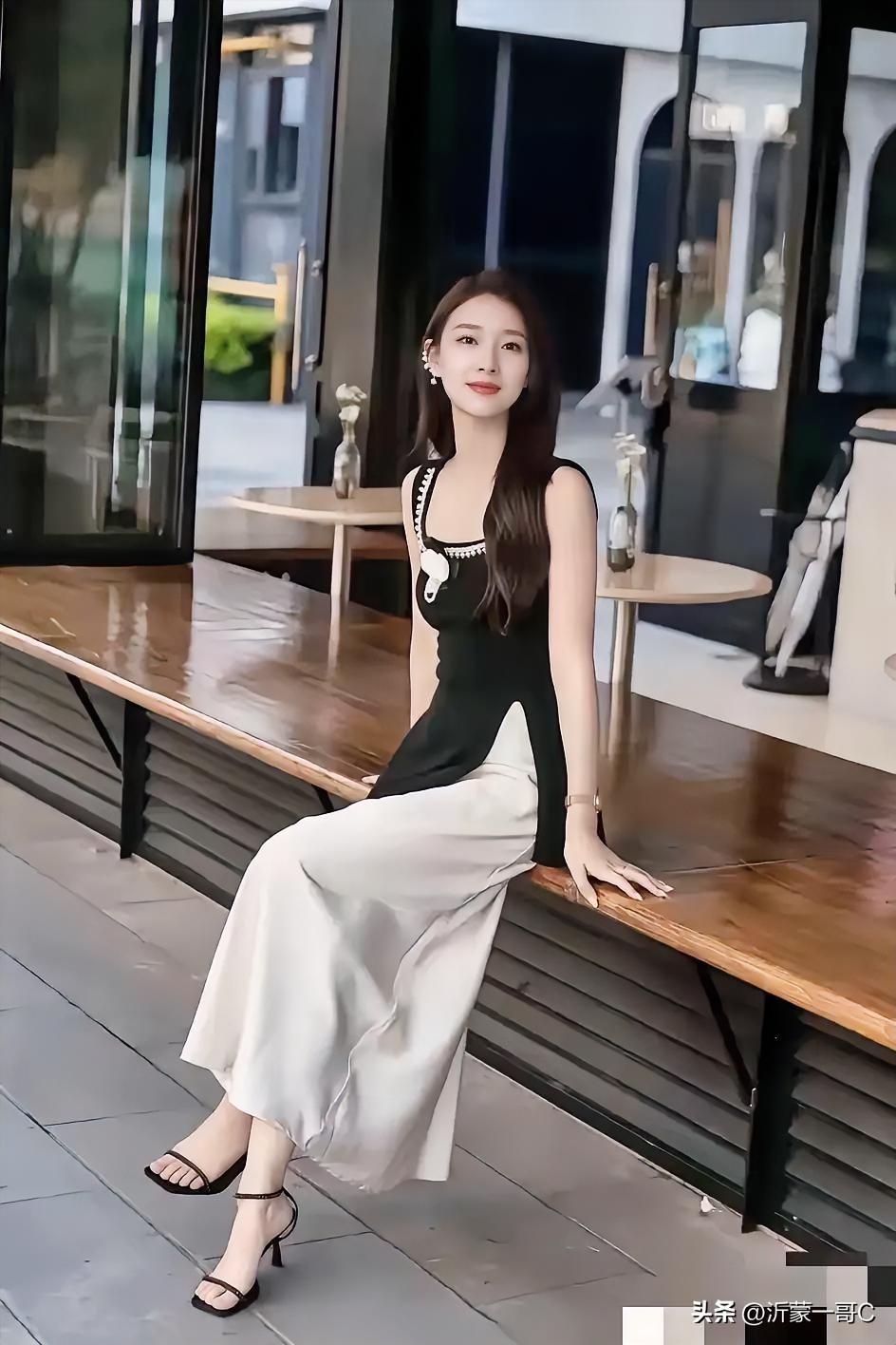 这美女真的太美了！长发飘飘，身材高挑苗条，皮肤白净，瓜子脸，樱桃小嘴柳叶眉，自带