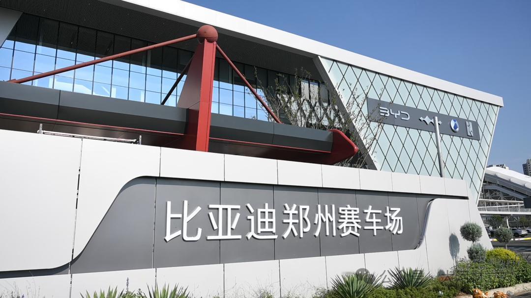 很多人都想感受赛道的速度激情，或者享受沙漠里冲沙的乐趣。但是并不容易，要么去阿拉