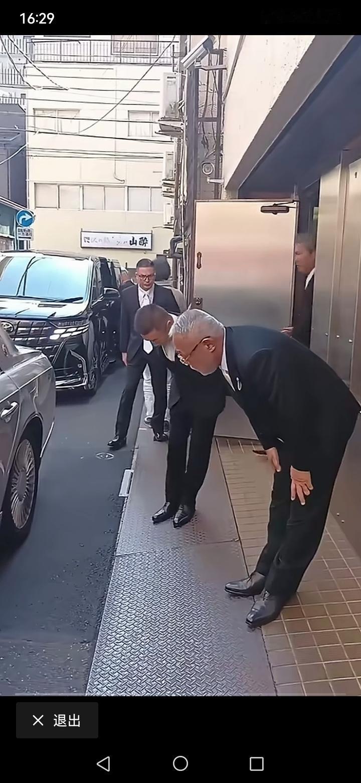 山口组六代目组长从一所小区出来，其他人表现的异常恭敬，目前他已经84岁，这个不是