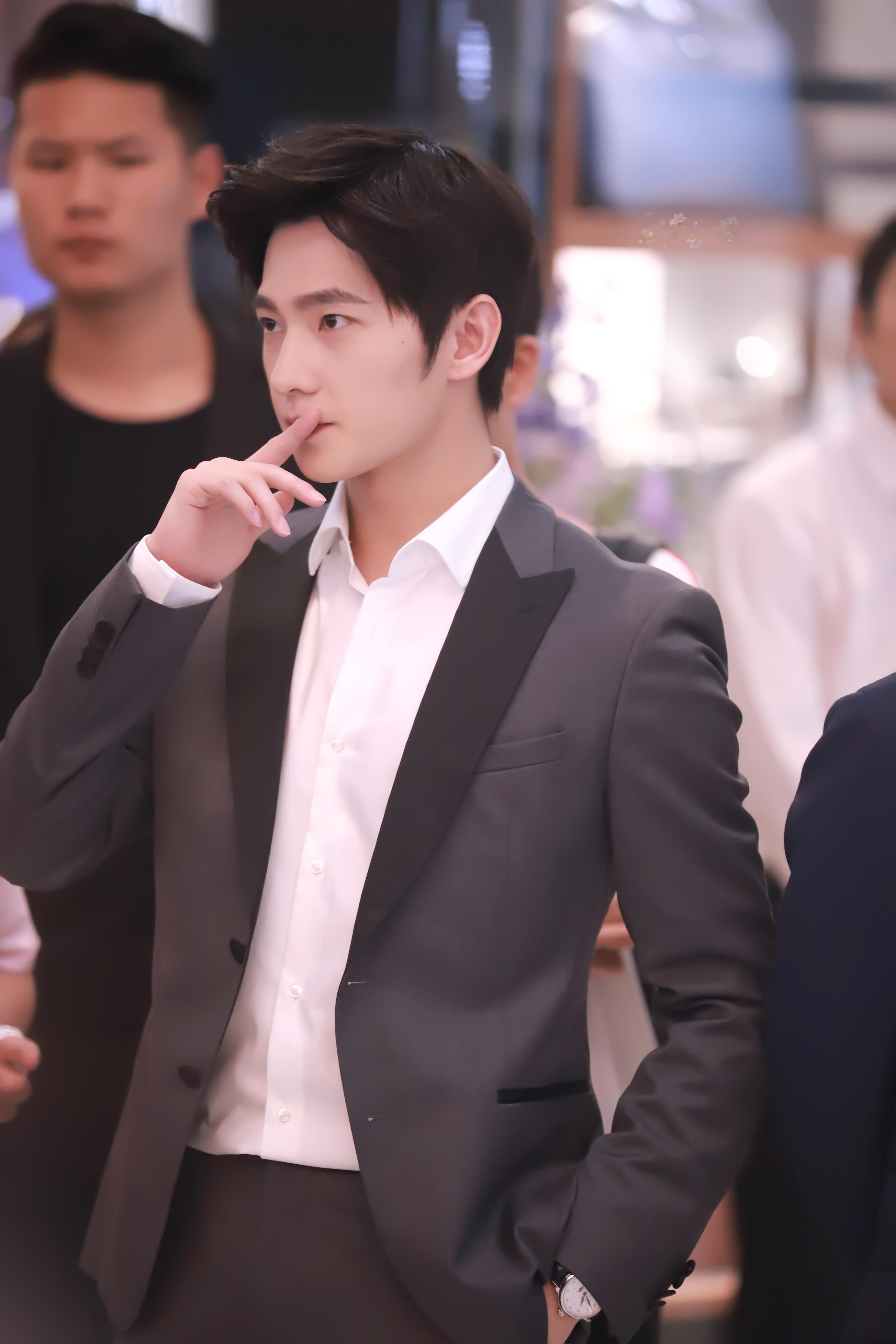 杨洋0909生日快乐 人山人海，目光总不自觉向他靠拢。身姿挺拔，从容自若，每一眼