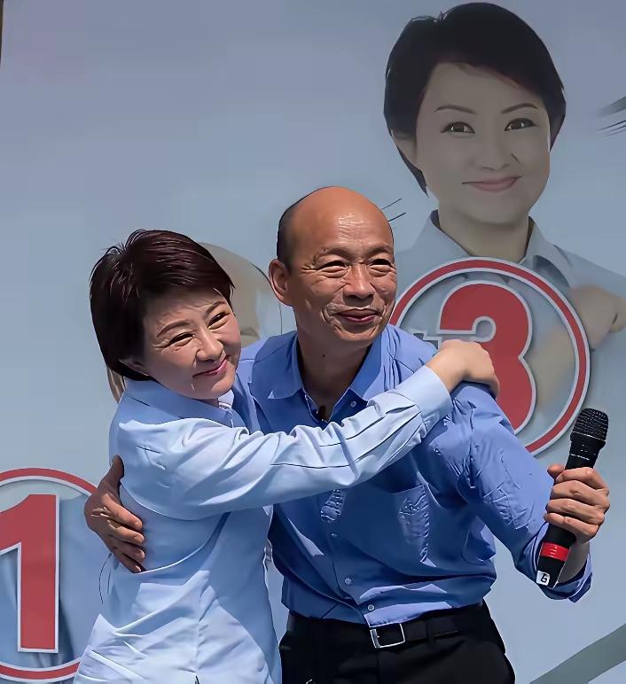 他们俩这是干什么，这不是跳舞吧！两个台独流氓搂搂抱抱成何体统。
       这