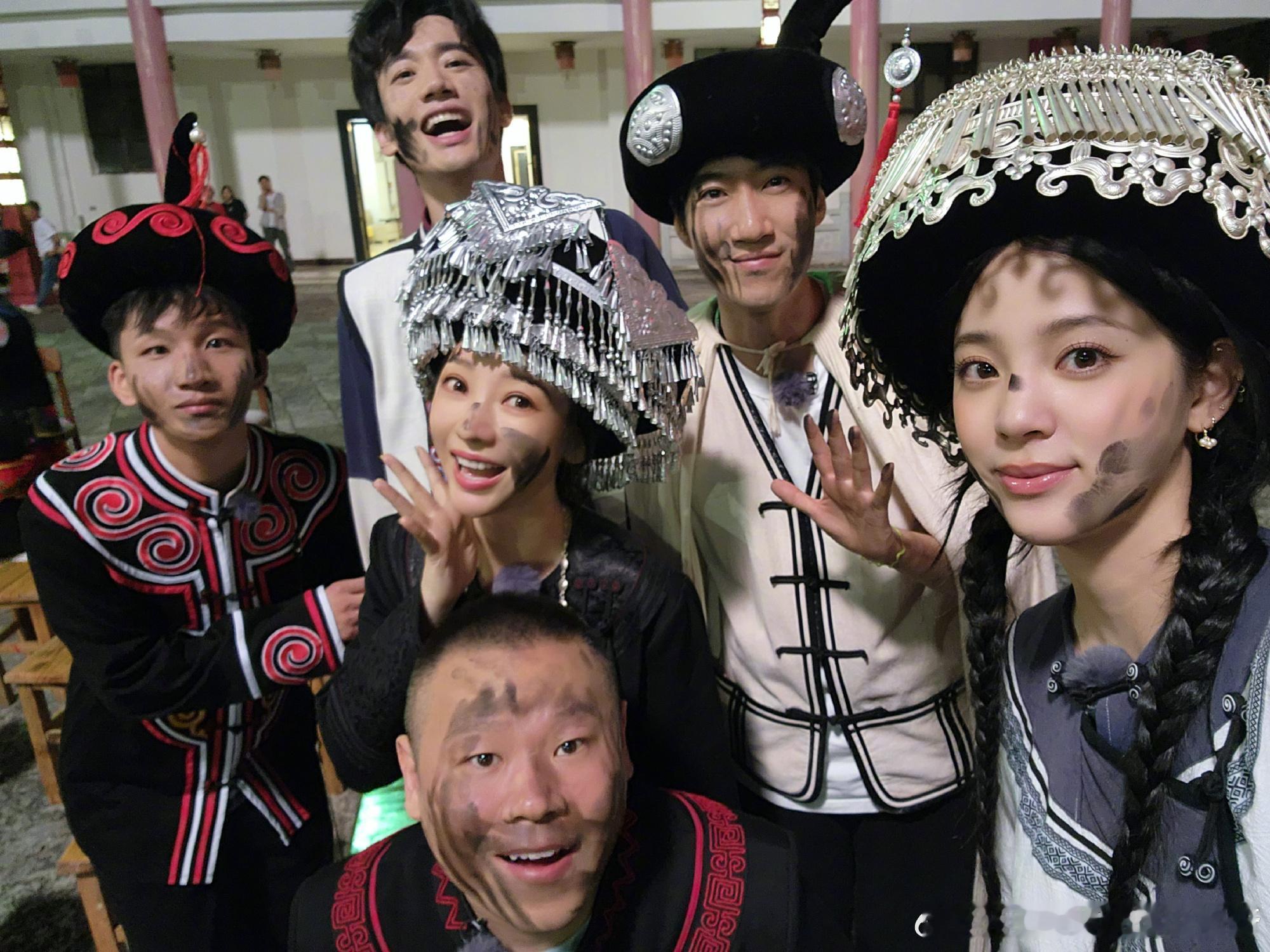 #岳云鹏拉横幅庆祝柳岩成团##岳云鹏柳岩时隔8年再合体#   小岳岳和柳岩时隔8