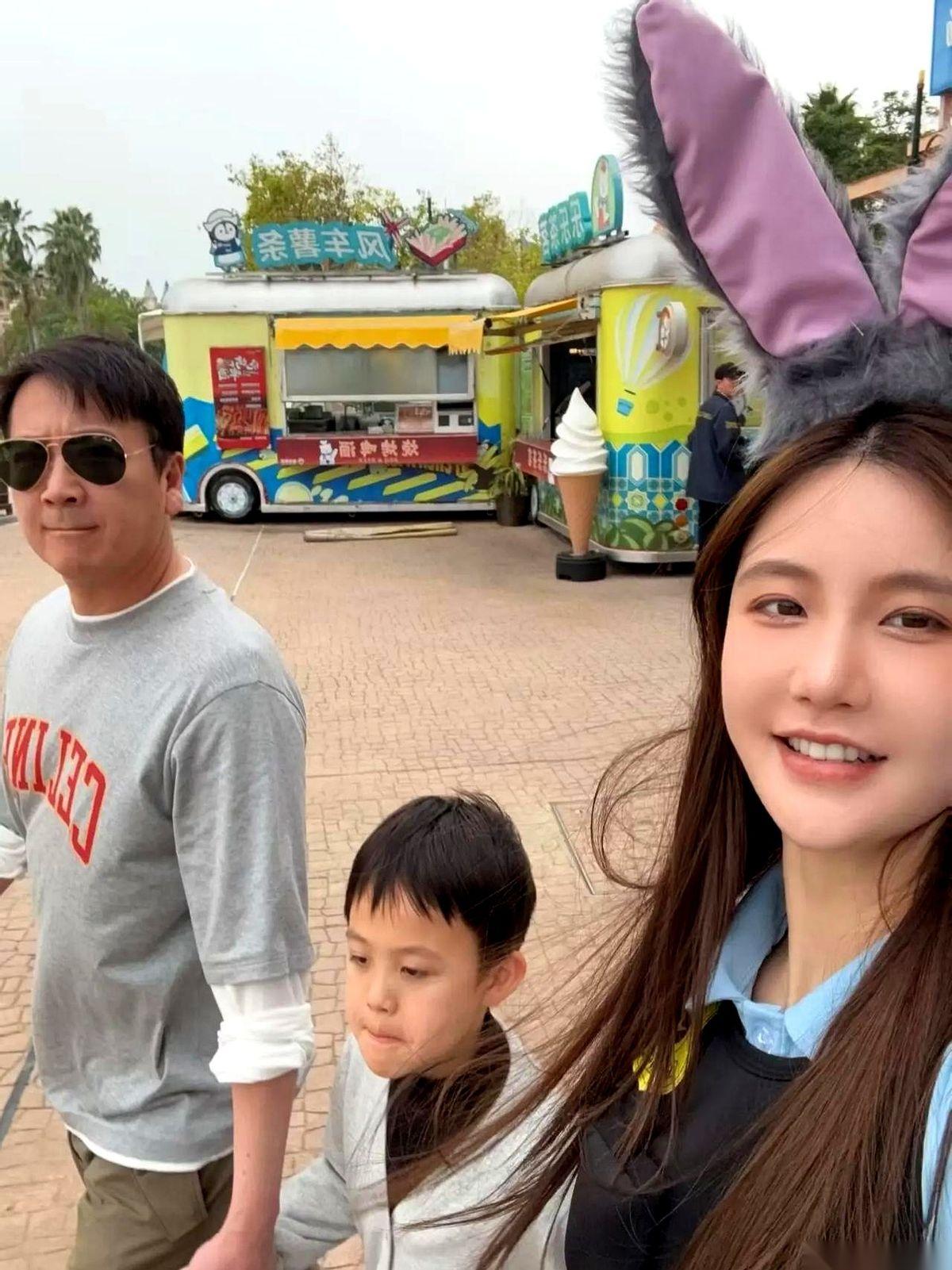 从“楚玲”，到“我们家的楚玲”。
就这几个字，份量一下子就不一样了。
品，你细品