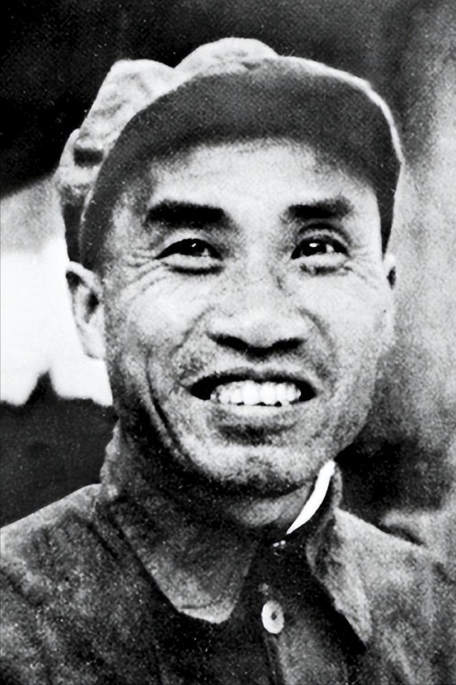 长征途中，炊事班长正为后勤忙得焦头烂额，他看见一个老兵正和战士们聊天，便气冲冲地