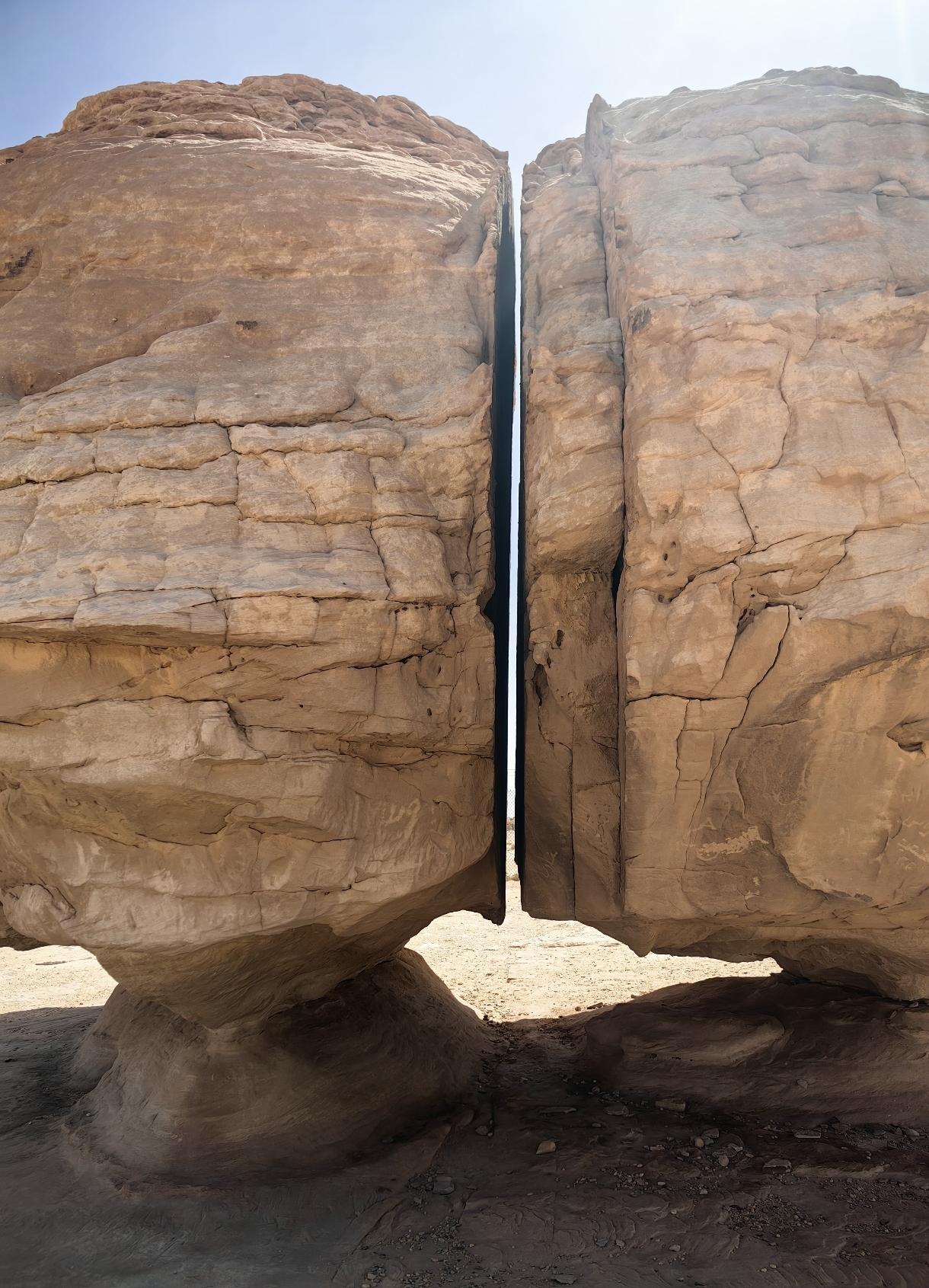 “大自然的恶作剧？”这是世界上最奇特的一块巨石，它在沙漠中被切成两半，切口非常整