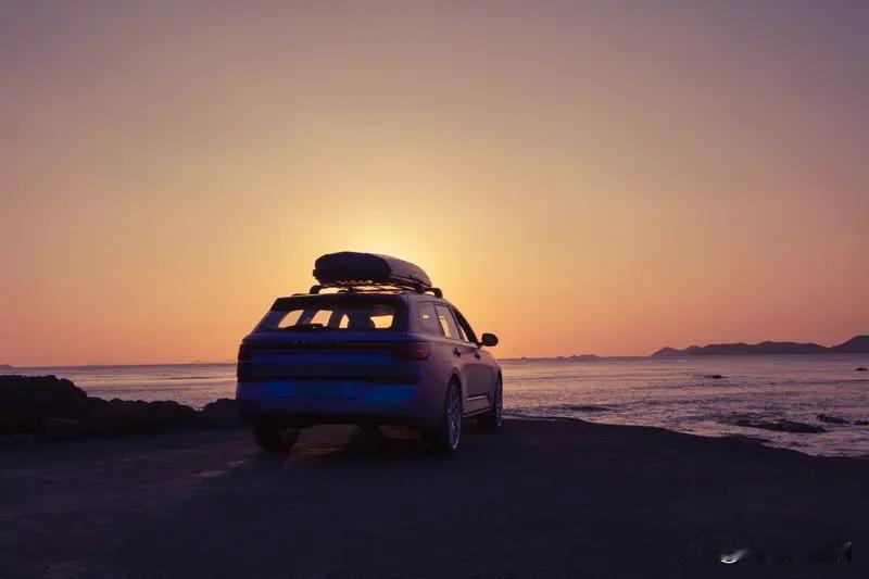 很多人喜欢一人一车自驾游，
不是因为他们多潇洒。

而是因为在现实生活里，
他们