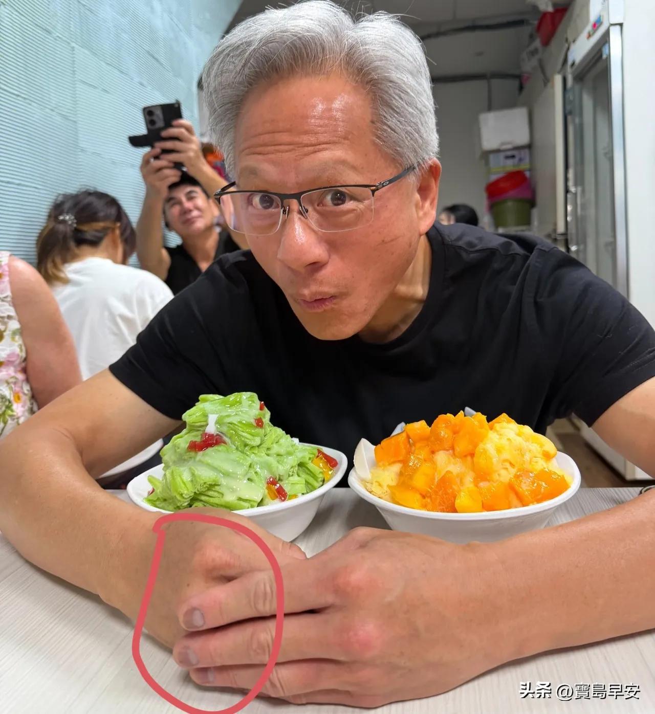 黄仁勋icon指甲发黑
抵达台北icon后，黄仁勋第一时间就跑到台北临江街夜市上