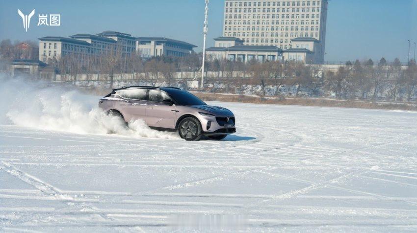 前几天参加了岚图知音的冰雪试驾，在没有体验知音岚图之前印象中还是在四驱车型才是冰