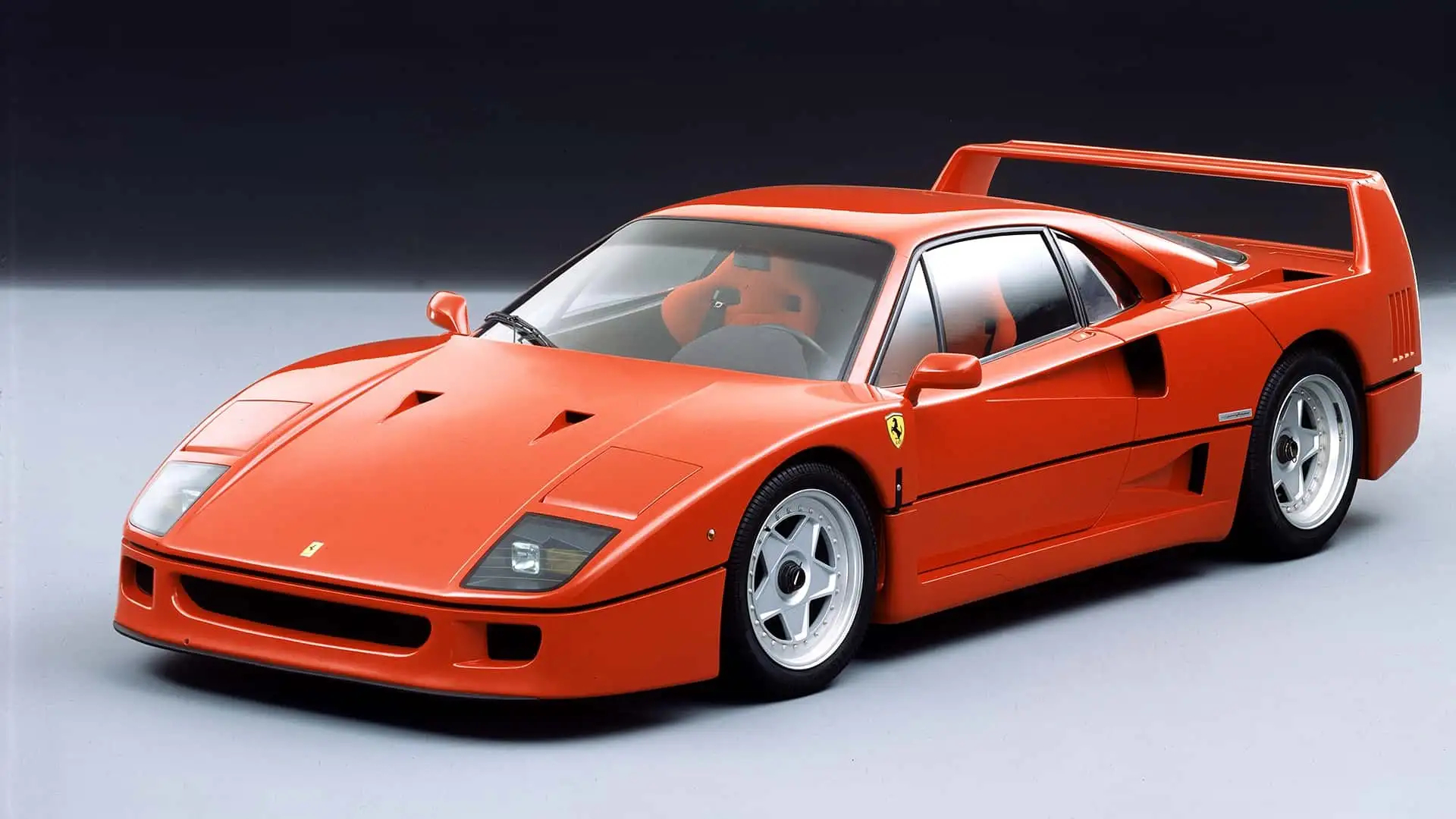 法拉利 Ferrari F40 老车翻新！汉密尔顿去年几乎清空了自己的汽车收藏，