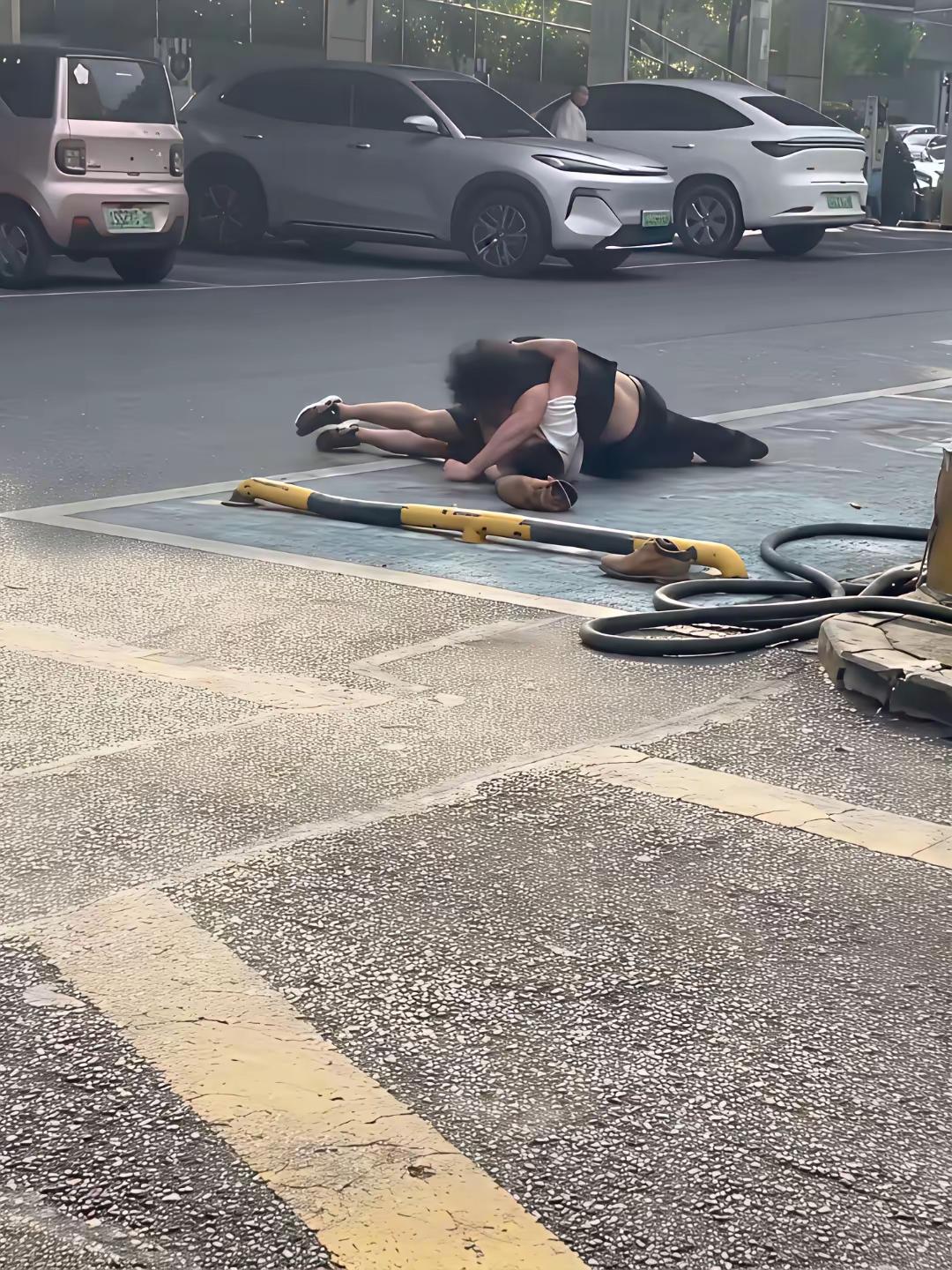 打赢了进局里，打输了进医院，这是何必呢？
如果是为了抢充电，真的不值得；
如果是