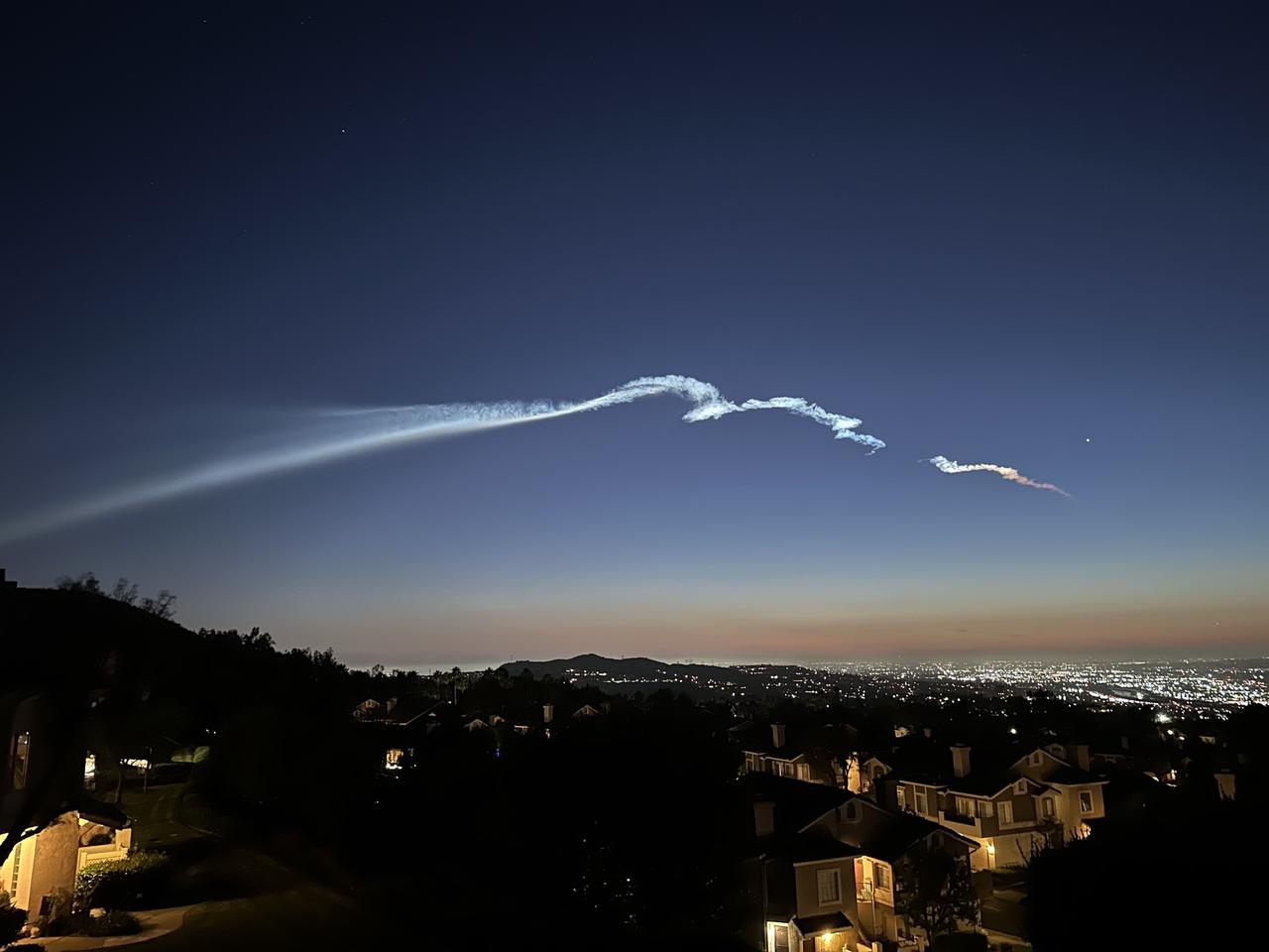 美西时间 4 月 6 日晚 19:50，SpaceX 猎鹰 9 号火箭在加州范登