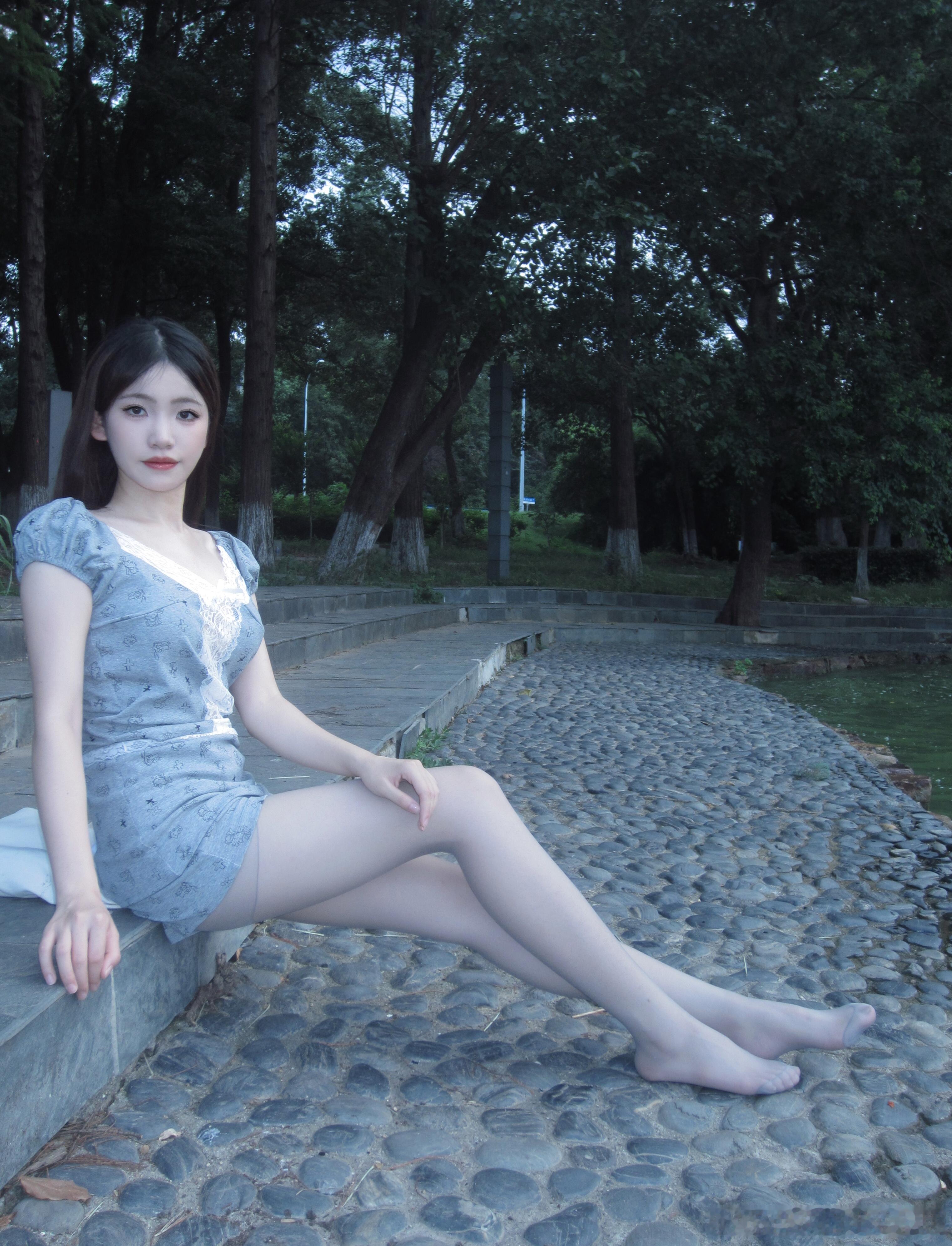 灰色丝袜更好看～ ​​​