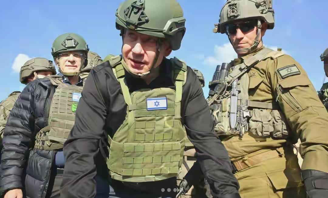 内塔尼亚胡没有硬汉气质，他穿上军装也不会英姿飒爽，但他在战争方面却很积极，真是人