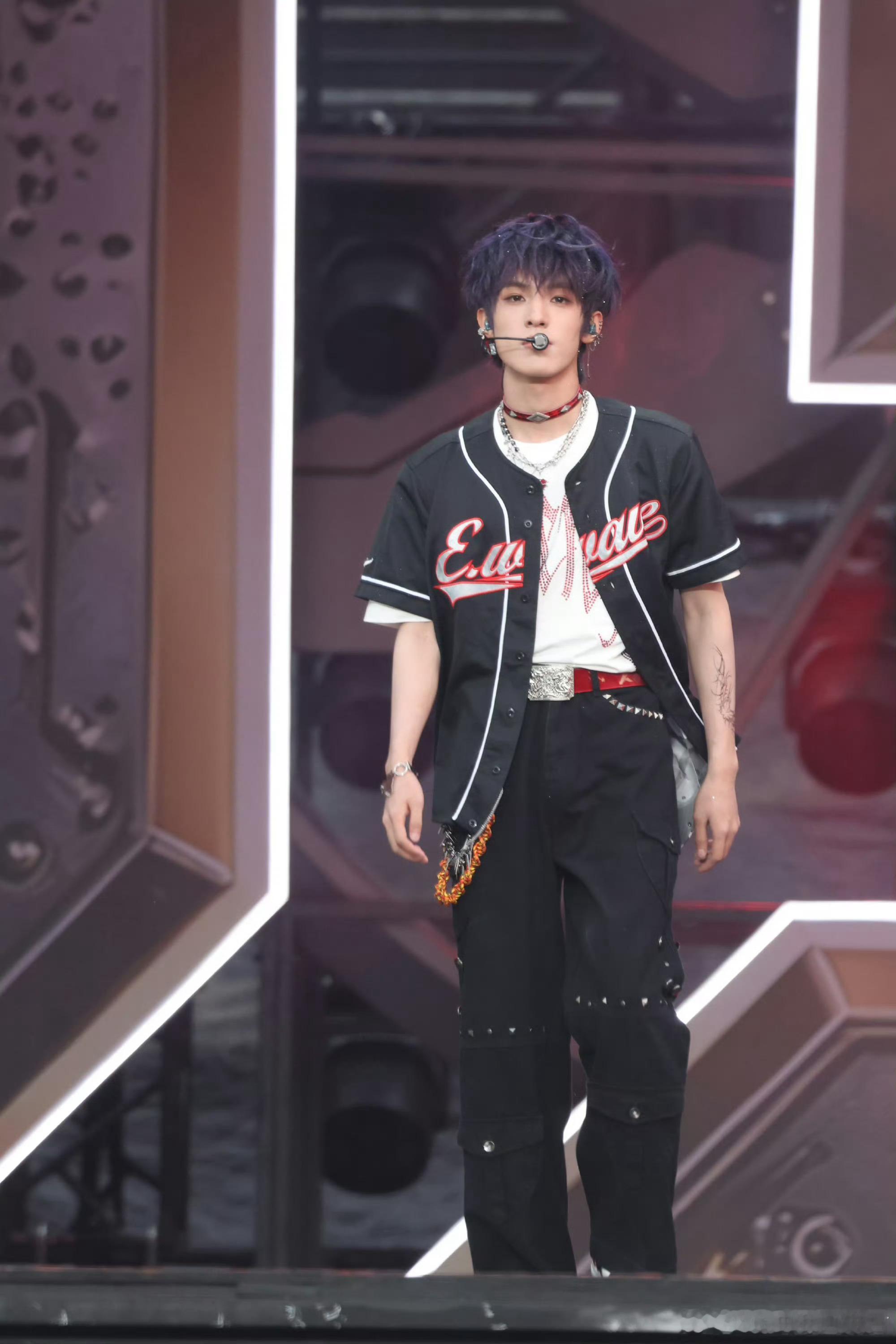 张泽禹唇环 青岛Day2的张泽禹让人眼前一亮！不再是温柔乖乖仔，唇环、耳骨钉、项
