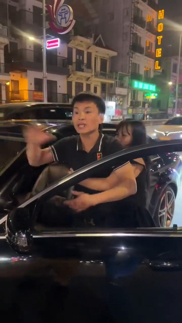 奥迪几时来？你揸车给你。英国话：我冇女。