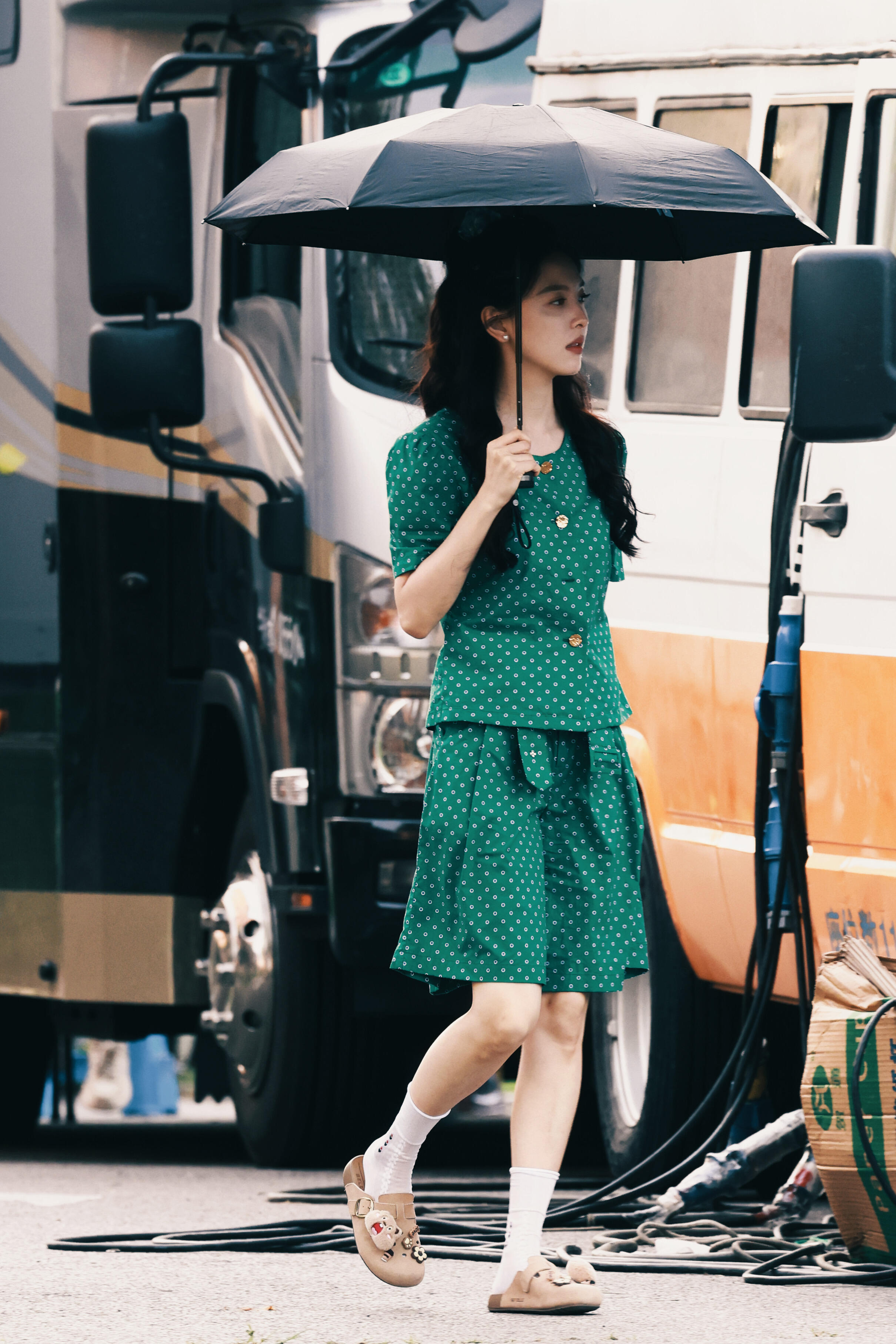 偶遇章若楠拍戏上班 ​​​