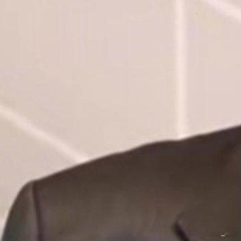 王晶又开始了，这次爆料的是陈百强，王晶说，陈百强并不是因爱自杀的，和何超琼爱情的