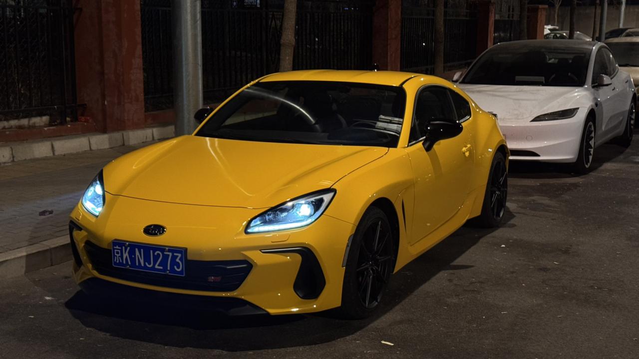 这黄色小跑车最满足的就是黄色
饱和度和黄黑的色调搭配刚好
比ZC那代的黄色好看，