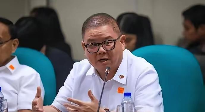 虽然不断派船强闯黄岩岛，但菲律宾农业部长劳雷尔说，中国向菲律宾保证了，不会限制对