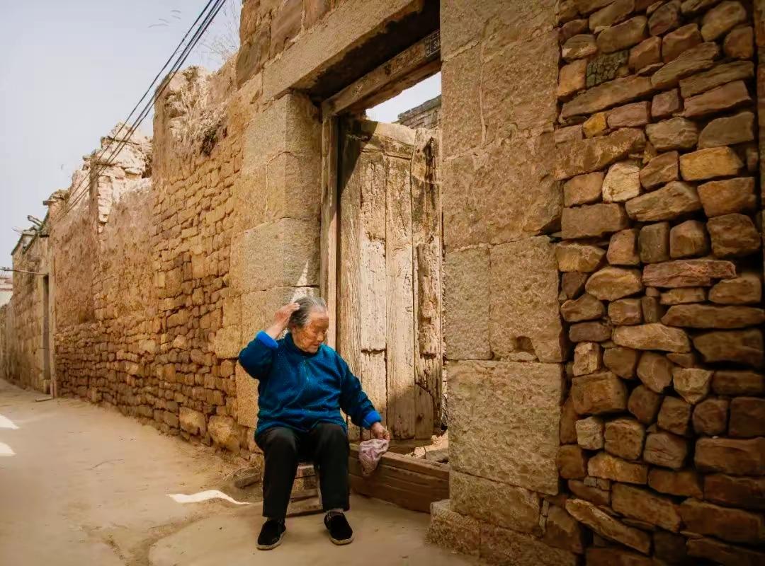 刘震云  ：）
家长应该教孩子什么？
不是解方程和算应用题，而是告诉他什么是人性