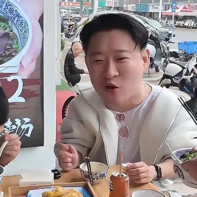 【曹云金为何离不开郭德纲的影子】
曹云金始终被郭德纲的影子笼罩，根源在于艺术根基