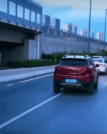不得不说这个动作是非常丝滑完美的！轻易超越了某网红电车上绿化带的高度！这个动作我