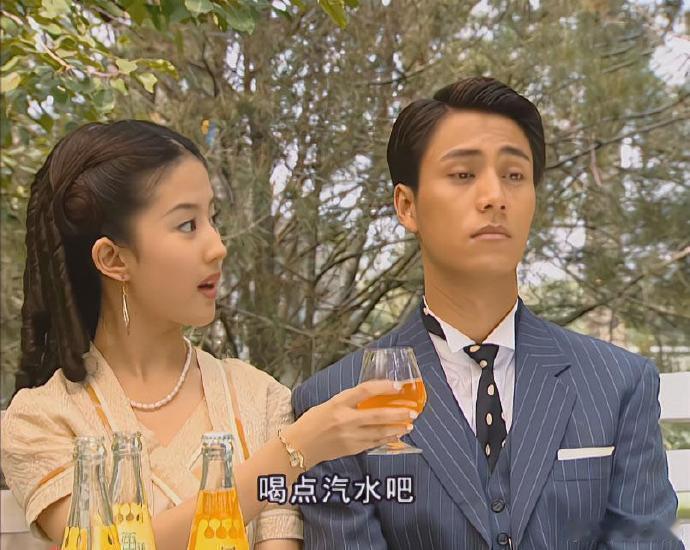 21年前，喝瓶装汽水是一种时尚，这从《金粉世家》这部剧就能看出，演员一直喝汽水，