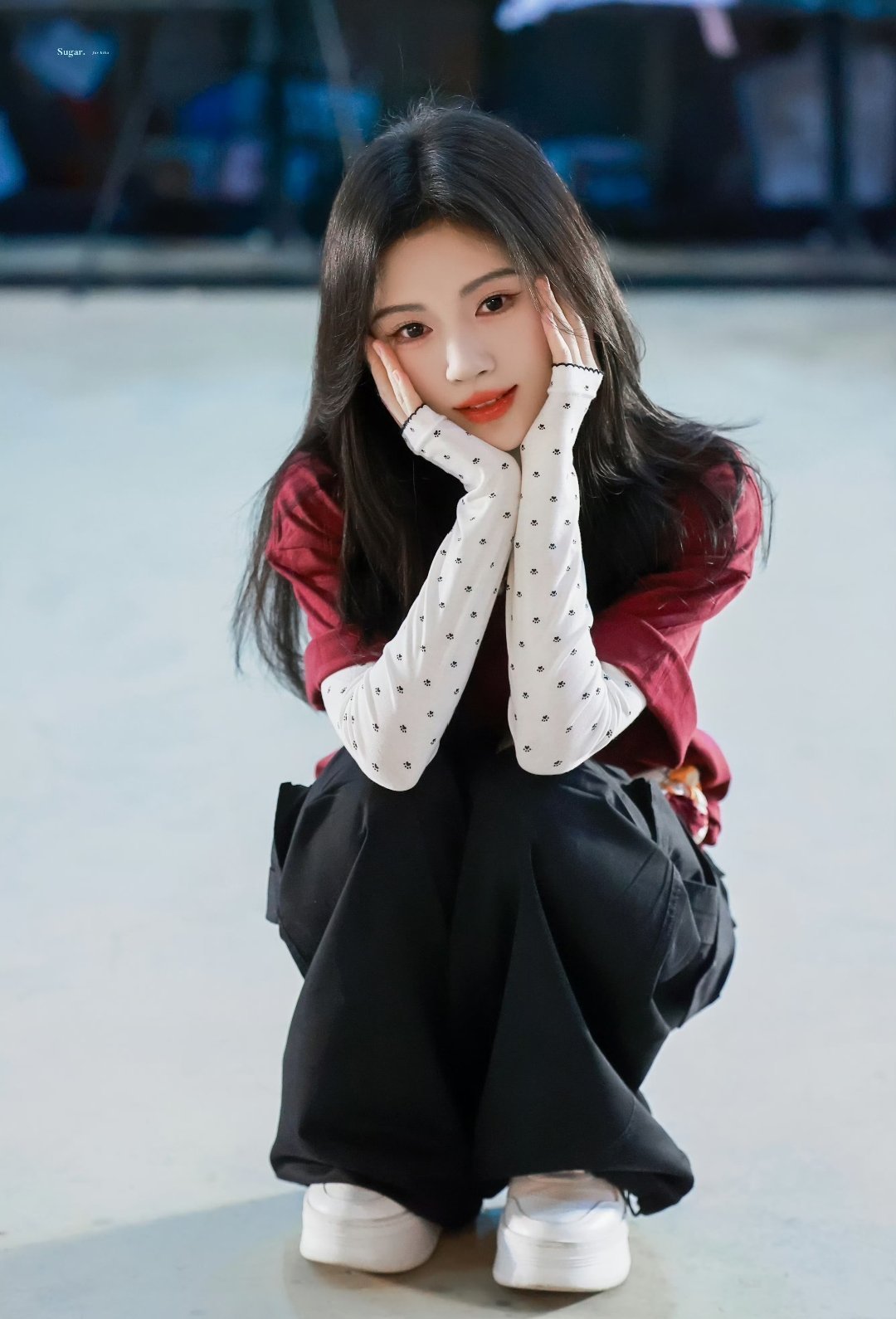 新剧《来战》6月29日开机了，鞠婧祎饰演女主“阿黛”（乞丐逆袭的武力少女），搭档