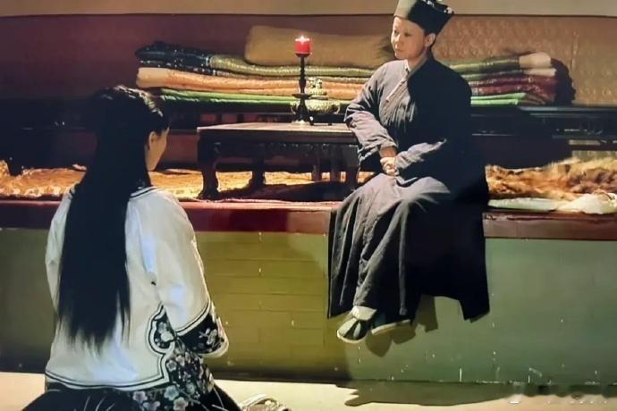 《甄嬛传》一直想不通太妃是怎么上炕的…网友：两手向后一撑，屁股一撅往上一蹬[喵喵