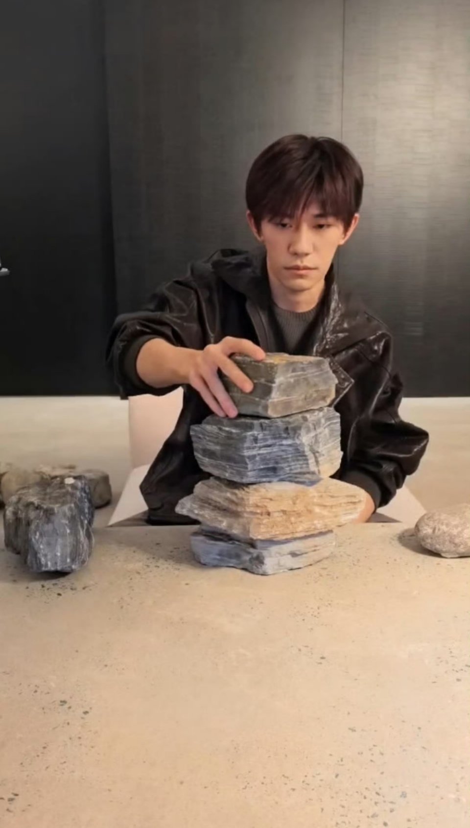 易烊千玺一种很抽象的直播！全程专注垒石头 ​​​