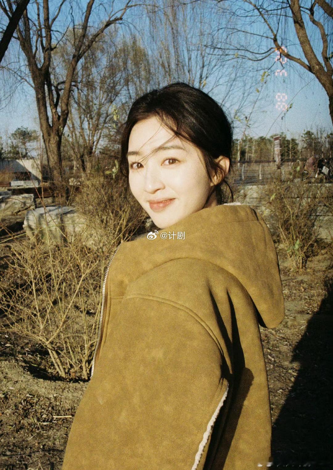 邓恩熙 白开水淡颜 邓恩熙这组图真的太对味了，清清爽爽干干净净，但每一帧都想放大