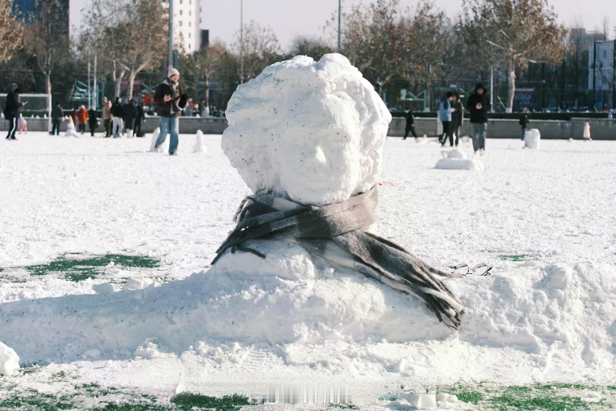 这个围巾版应该是清华同一尊教员像。不知谁为他系上了一条围巾，更显青春的昂扬与坚定