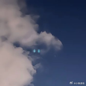 关于错过月台的长椅上，有一张被揉皱的车票。日期是模糊的，目的地也是。你捡起来，试