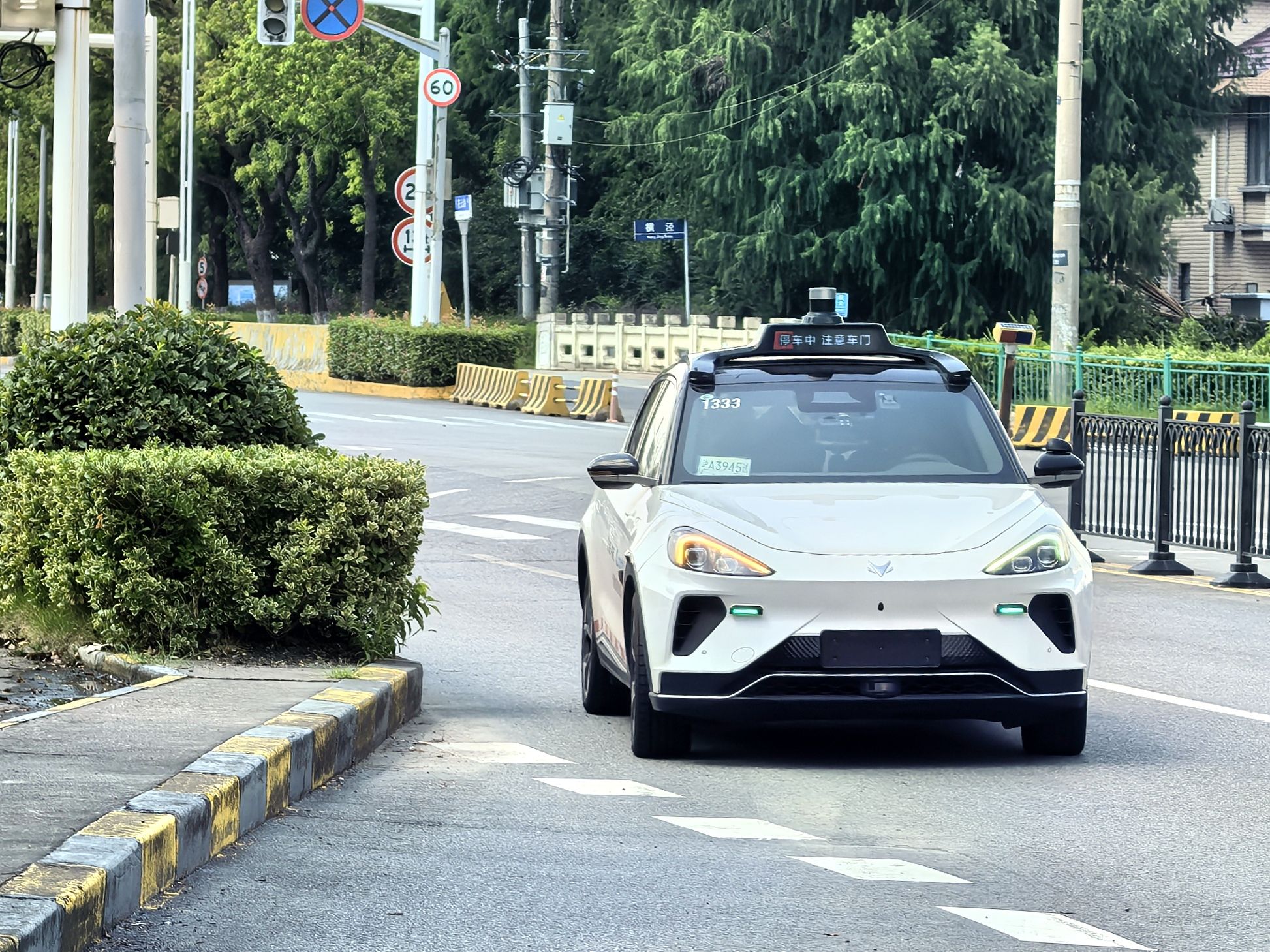 滬“無人駕駛出租車”商業化落地，記者實測：收費不貴、技術進階