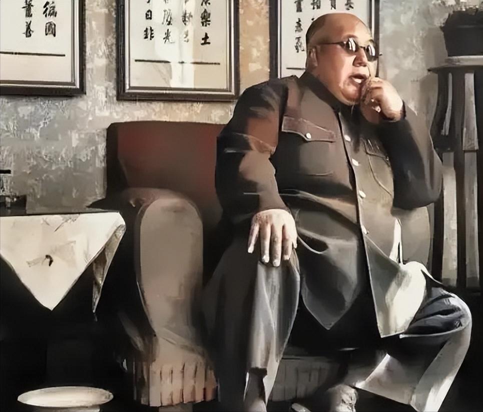 民国时期，刚吃饱喝足的宁夏“土皇帝”马鸿逵正坐在沙发上剔牙，他四百多斤的体重分外