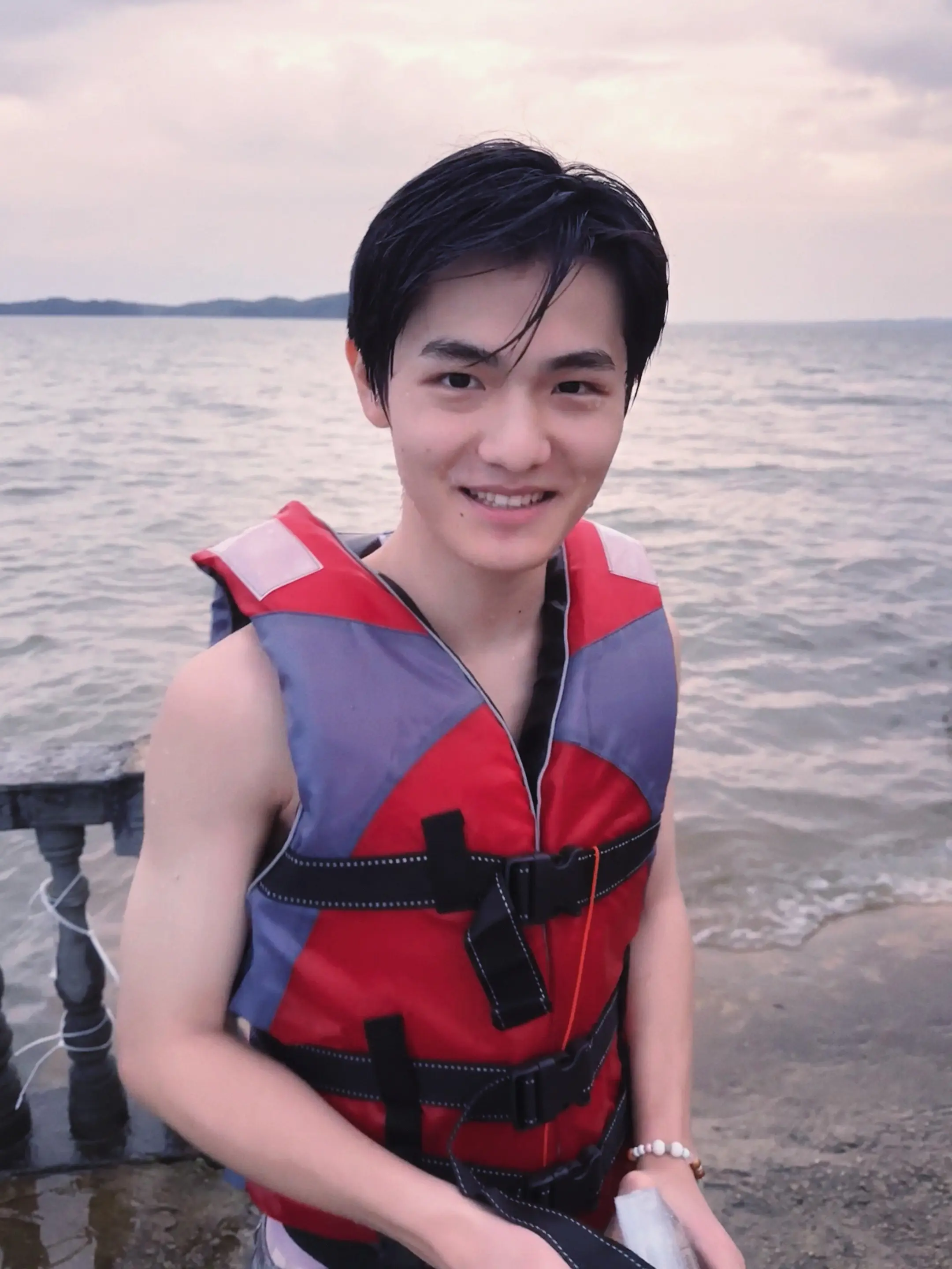 翩翩少年 可惜不认真读书。
