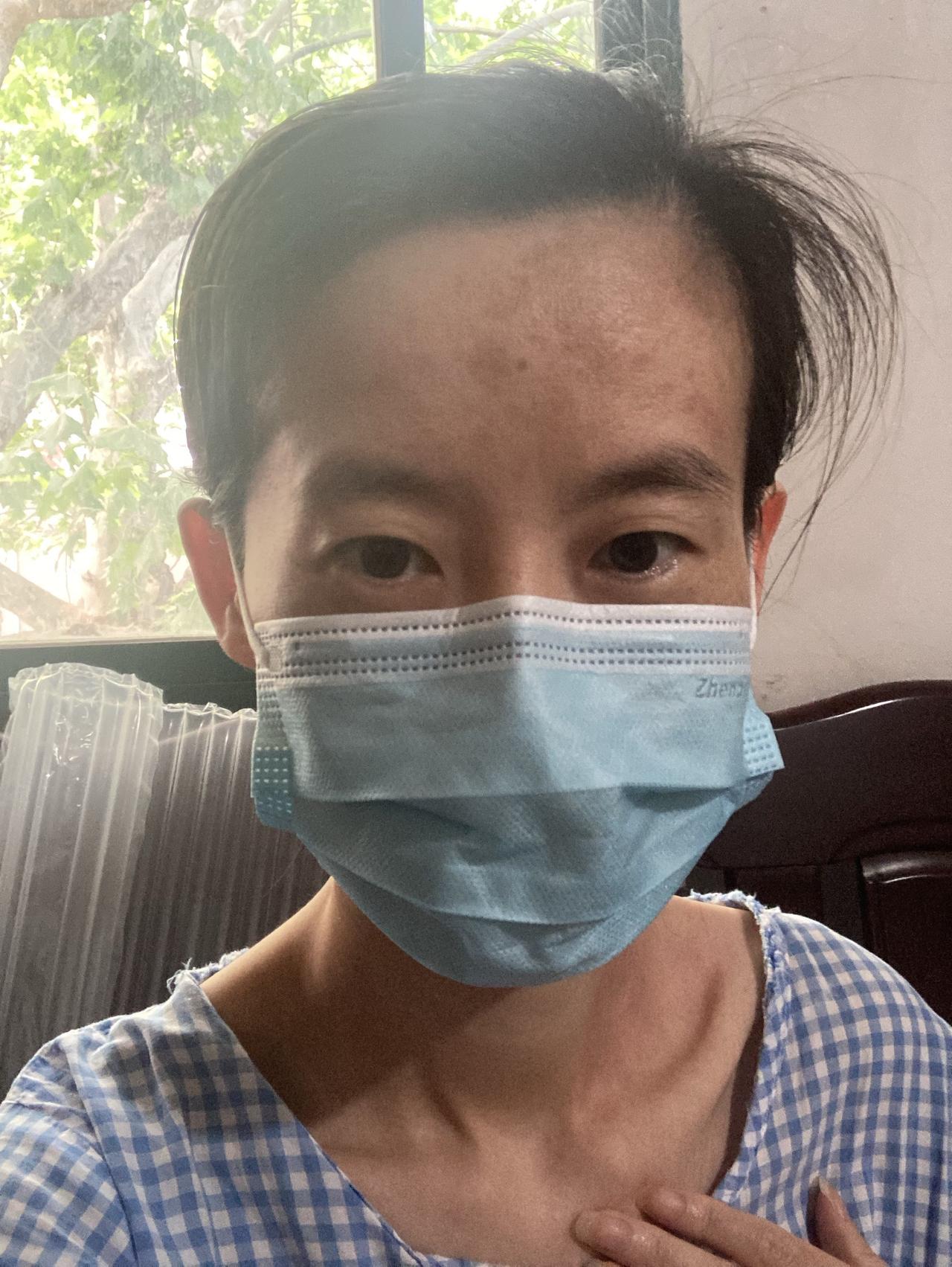 就这样简单梳个头发就要出门了。昨天为了不熬夜，晚饭都没吃。夜里打了两只满肚子血的
