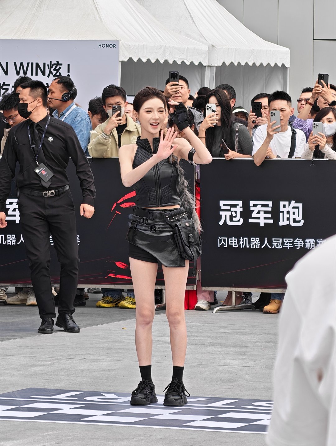 张予曦和荣耀闪电百米赛跑老铁们，前几天勇夺北京机器人半程马拉松冠军，刷爆全网的荣