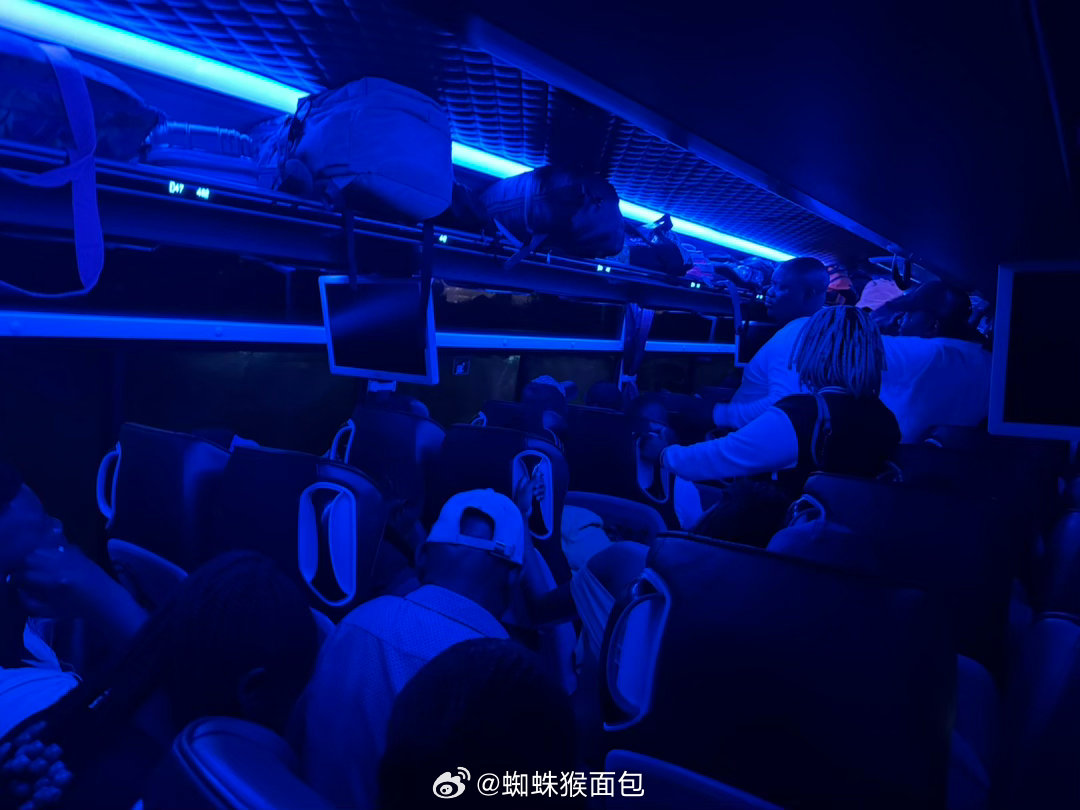 今天继续坐大巴前往马普托，昨天在vilancolus遇到几个当地中国人告诉我说这