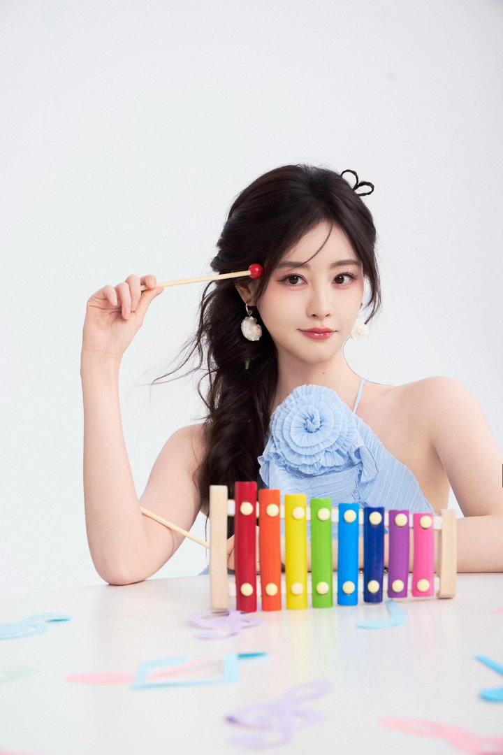 祝绪丹完美的接纳自己祝绪丹谈和自己和解蓝色褶皱吊带裙温婉动人，一开口却是直击灵魂