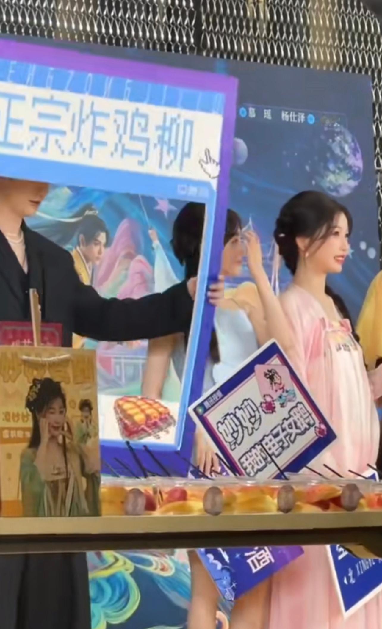 #正宗炸鸡柳#鸡柳哥也是好起来了，扫楼举“正宗炸鸡柳”的大牌子，这下应该不会做饿