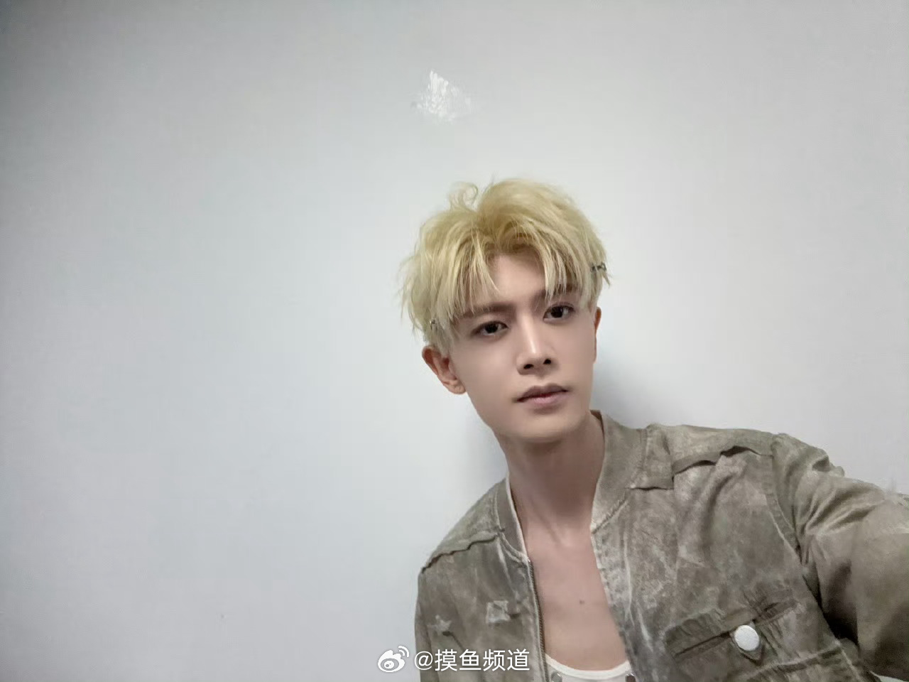 任嘉伦今日份自拍营业，这个金毛不一样[拜托] ​​​