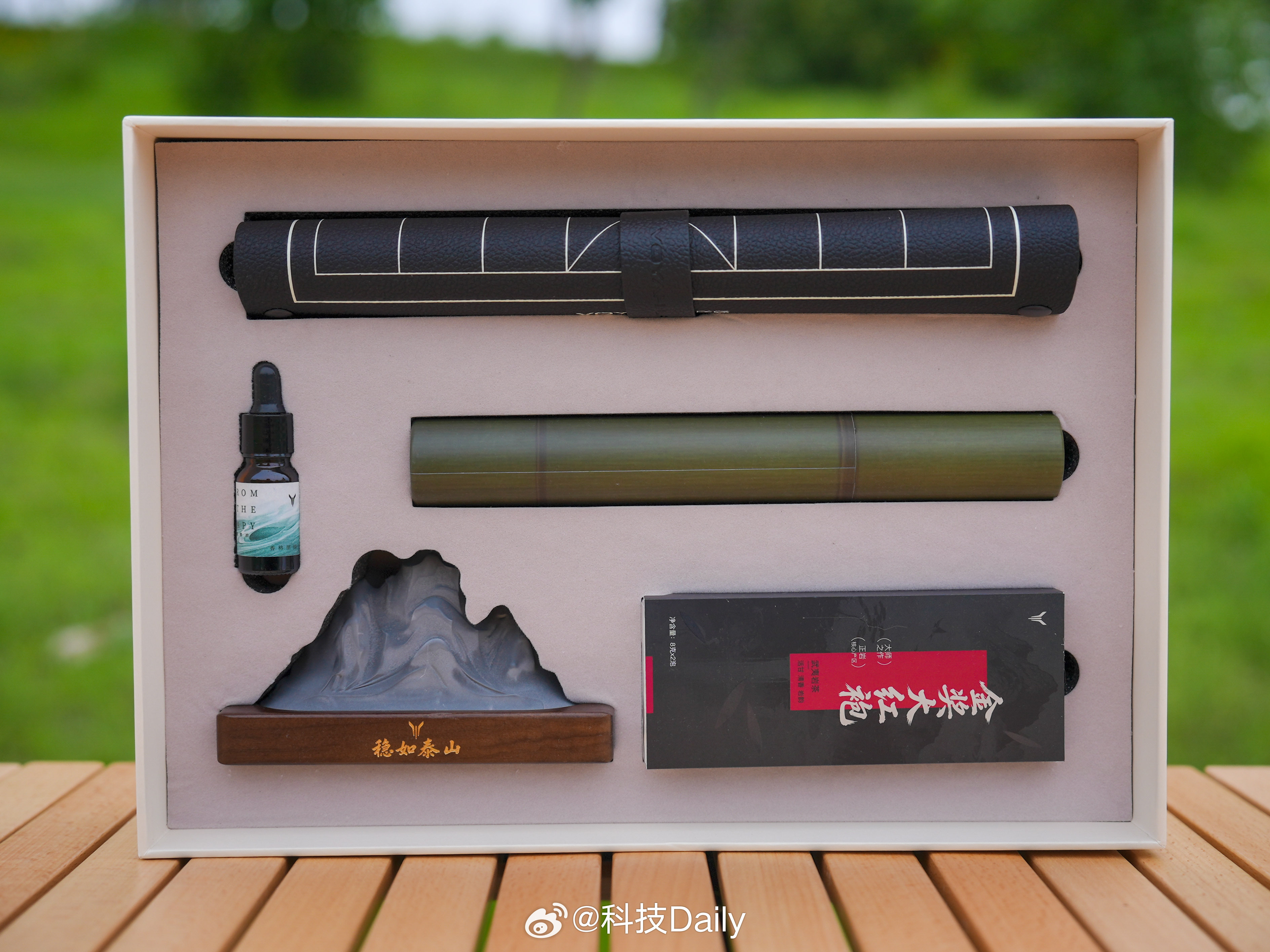 岚图泰山X8车主，收到了来自岚图的端午礼物。稳如泰山节节高升，向上人生路相伴有岚