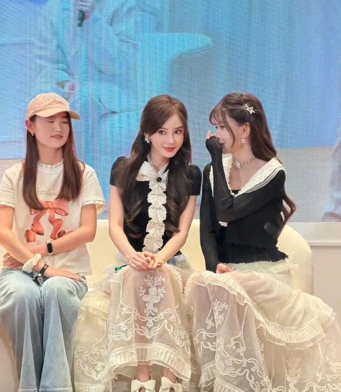 Angelababy韩安冉原相机直拍杨颖如今真的是好脾气！杨颖出席活动，韩安冉i