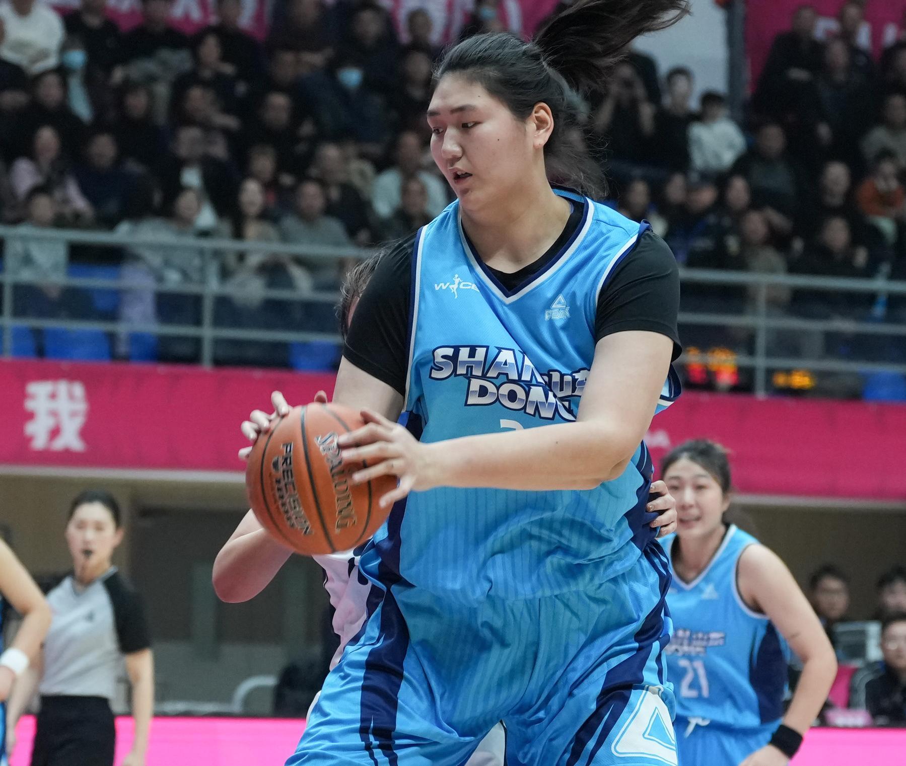 18岁的中国女篮超新星张子宇，完成了WCBA的首秀，替补登场12分钟，贡献15分