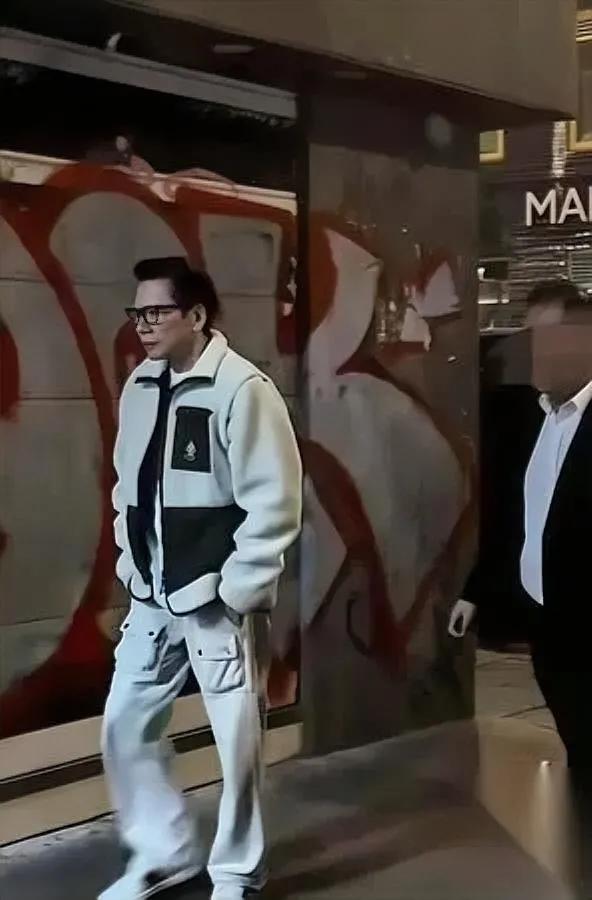 78岁向华强上街

路人都瞅直眼

这状态哪像快八十的人？

穿白外套配阔腿裤，