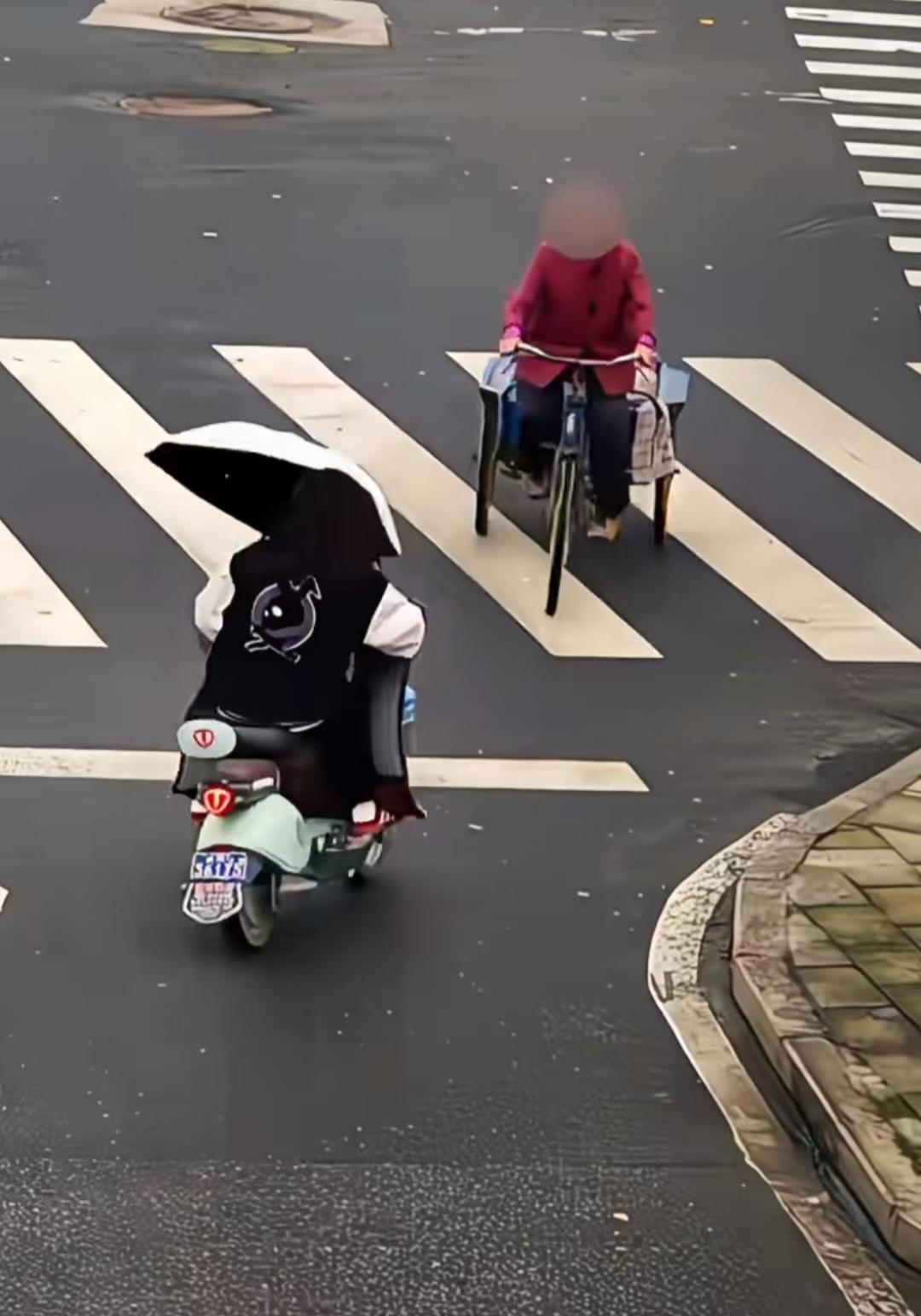 近日，湖北谷城一老人逆行骑三轮车与手撑伞骑电动车女孩相撞，交警判两人同责，原因是