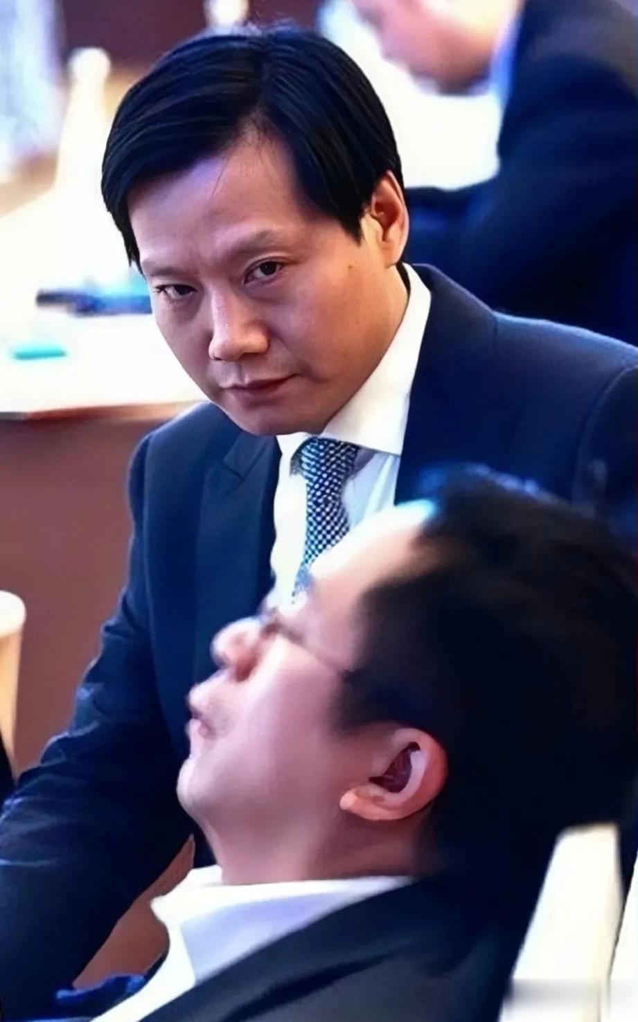一张50亿罚单，把雷老板罚的比杨白劳还惨！这笔钱不交不行，被人直接从账上划走，毫